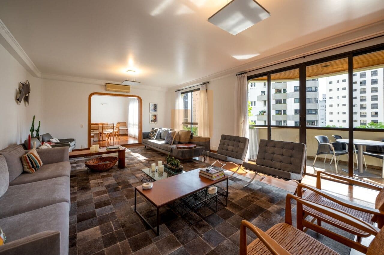 Apartamento de 3 dormitórios na R Lourenço de Almeida — Vila Nova Conceição, São Paulo