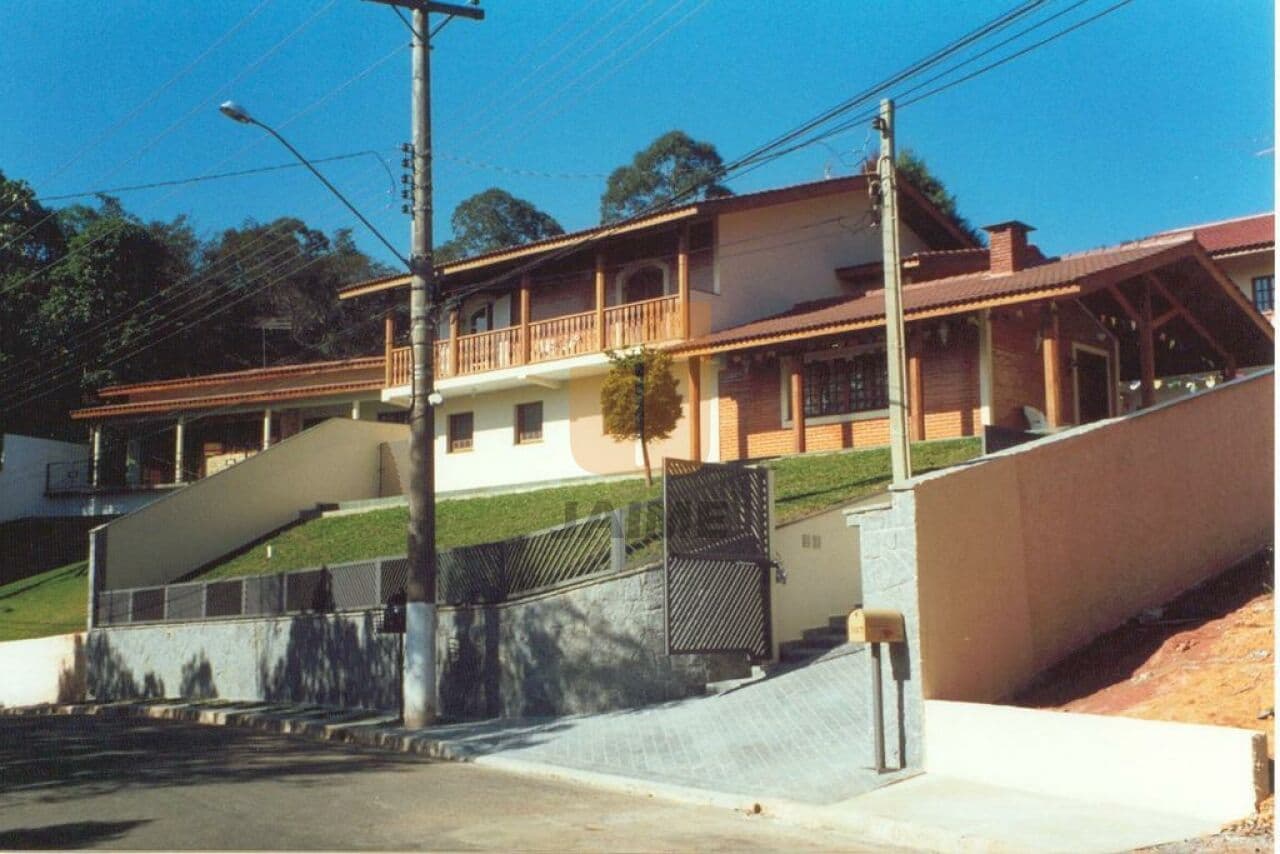 Casa de 4 dormitórios na R Das Camélias — Arujá, São Paulo