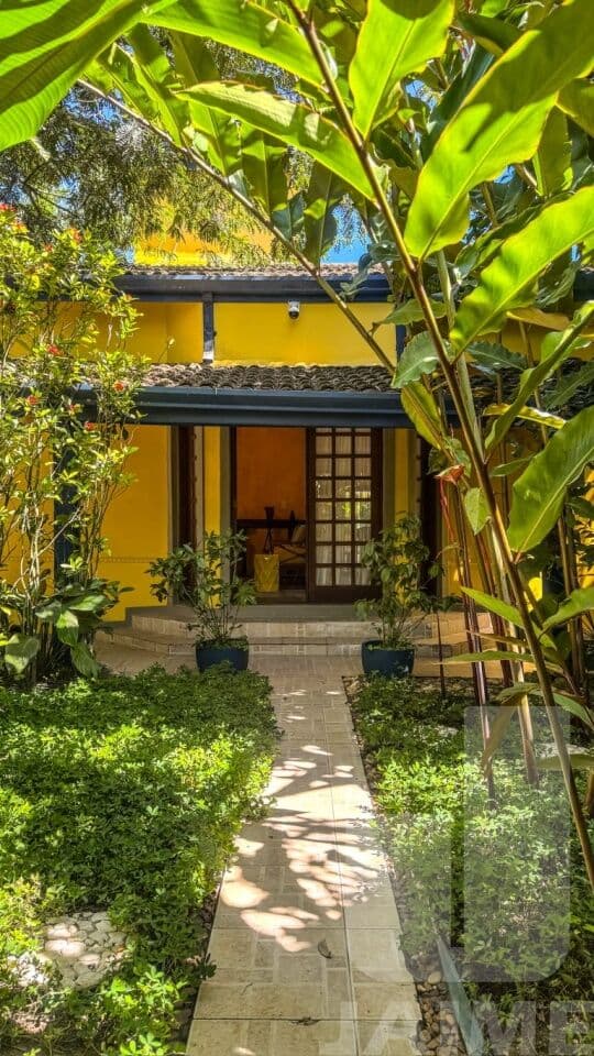 Casa de 4 dormitórios na R Das Rosas — Camburi, São Paulo