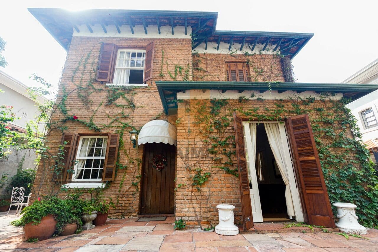 Casa de 4 dormitórios na R Bahia — Higienópolis, São Paulo
