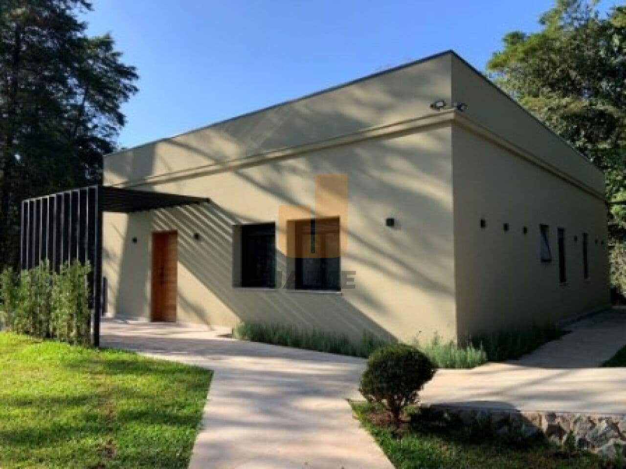 Casa de 2 dormitórios na AV Das Azaléias — Chácaras Virginia, São Paulo