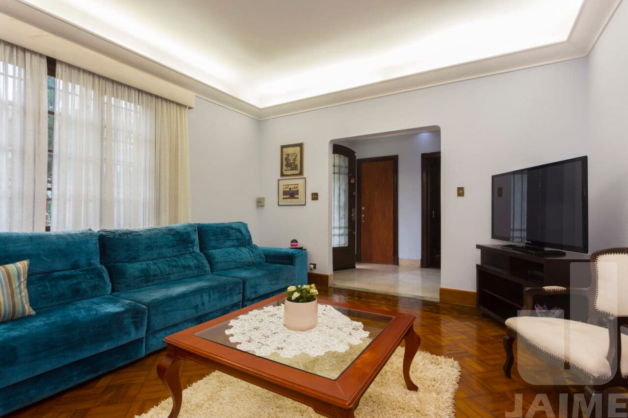 Casa de 6 dormitórios na R Angatuba — Pacaembu, São Paulo - foto 2
