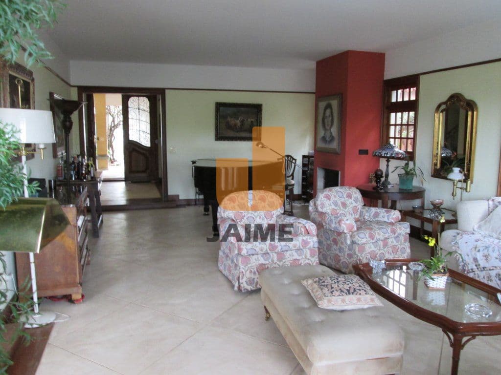 Casa de 4 dormitórios na R LIVREIRO SARAIVA — Pacaembu, São Paulo