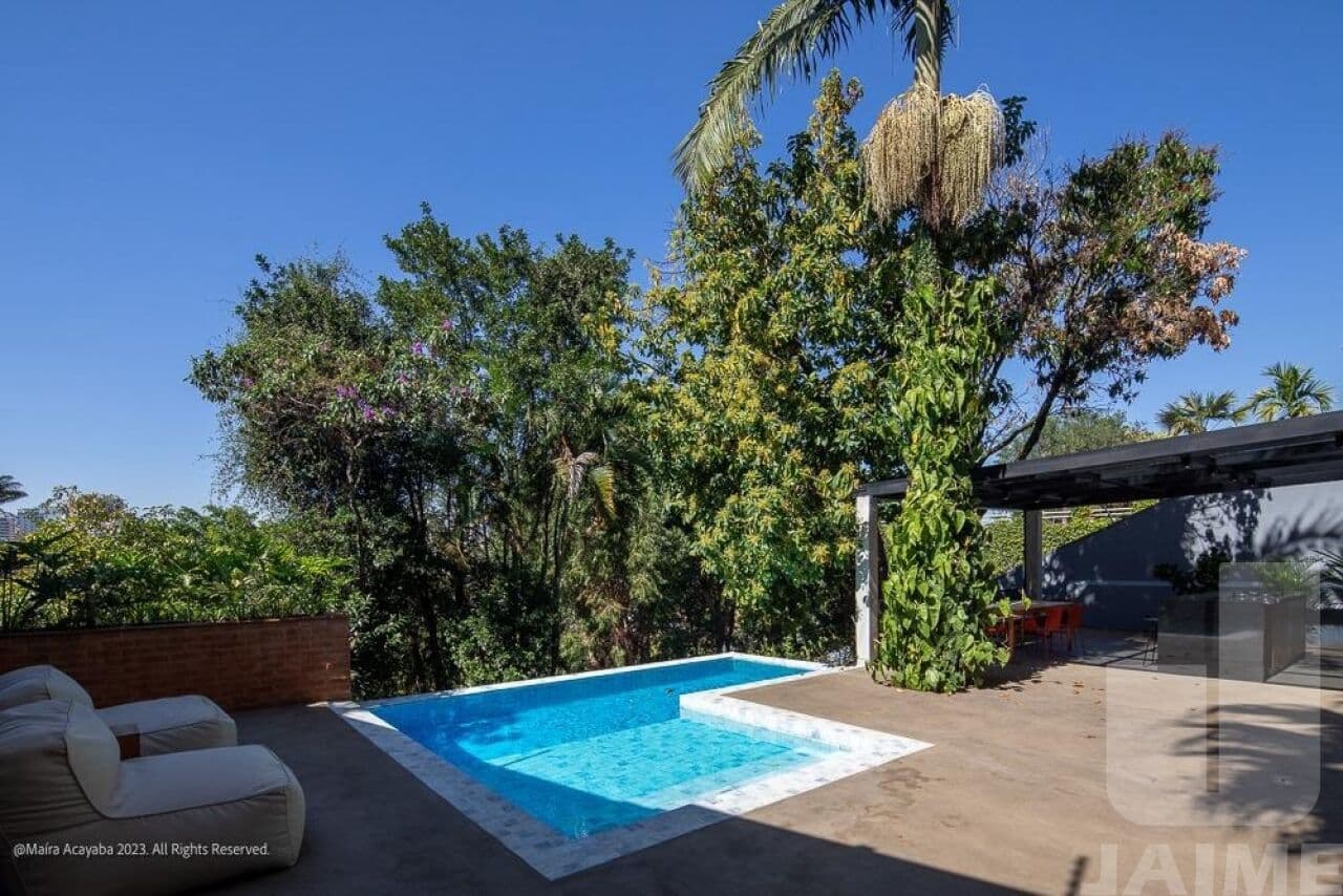 Casa de 4 dormitórios na R José de Freitas Guimarães — Pacaembu, São Paulo