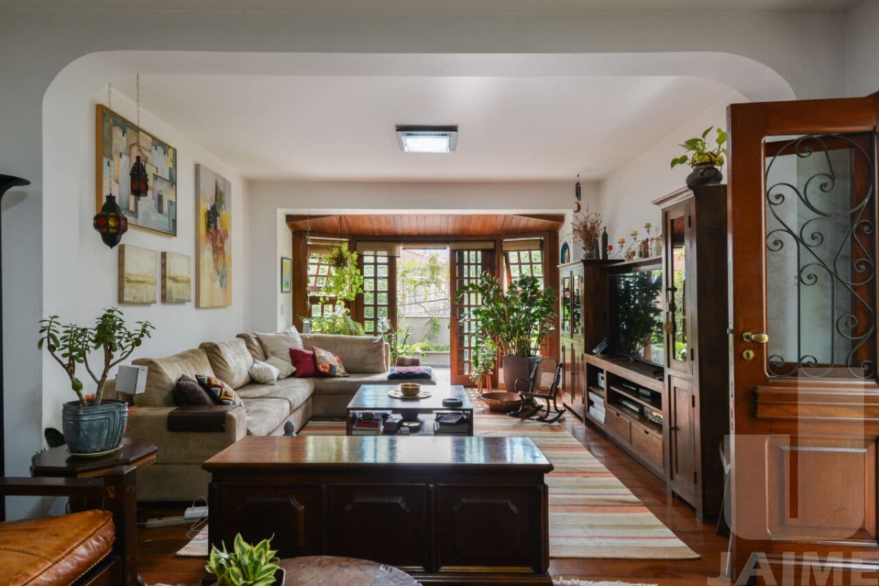 Casa de 4 dormitórios na R Apinajés — Sumaré, São Paulo