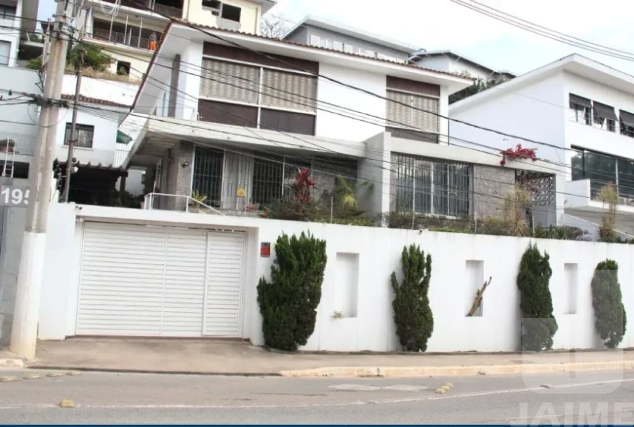 Casa de 4 dormitórios na R Capivari — Pacaembu, São Paulo