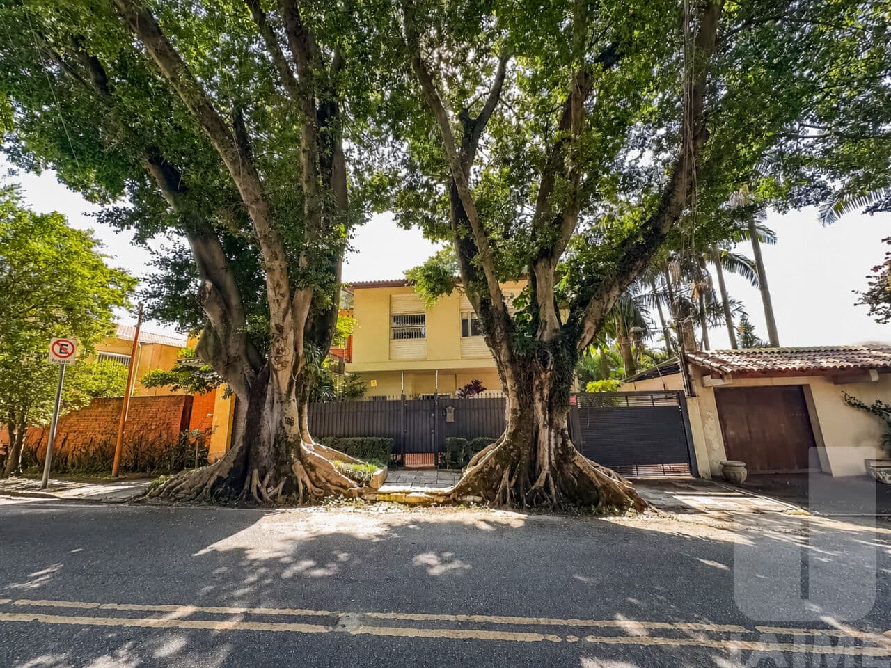 Casa de 5 dormitórios na R Monsenhor Alberto Pequeno — Pacaembu, São Paulo