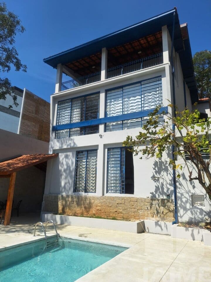 Casa de 4 dormitórios na R Sílvio Portugal — Pacaembu, São Paulo