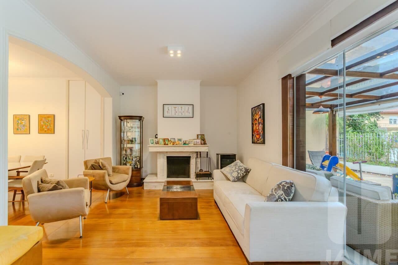 Casa de 4 dormitórios na R Bauru — Pacaembu, São Paulo