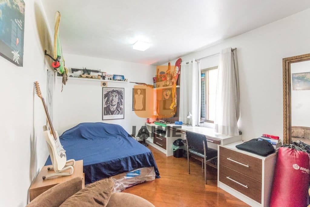 Apartamento de 3 dormitórios na R Júpiter — Aclimação, São Paulo