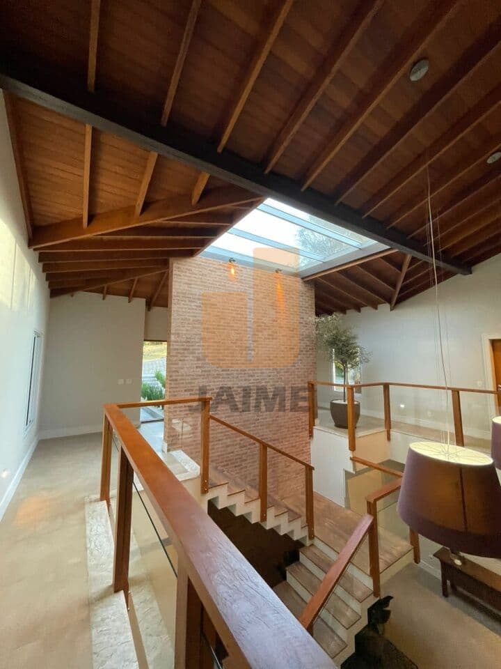 Casa de 6 dormitórios na R DOS CRAVOS — Jardim dos Pinheiros, São Paulo