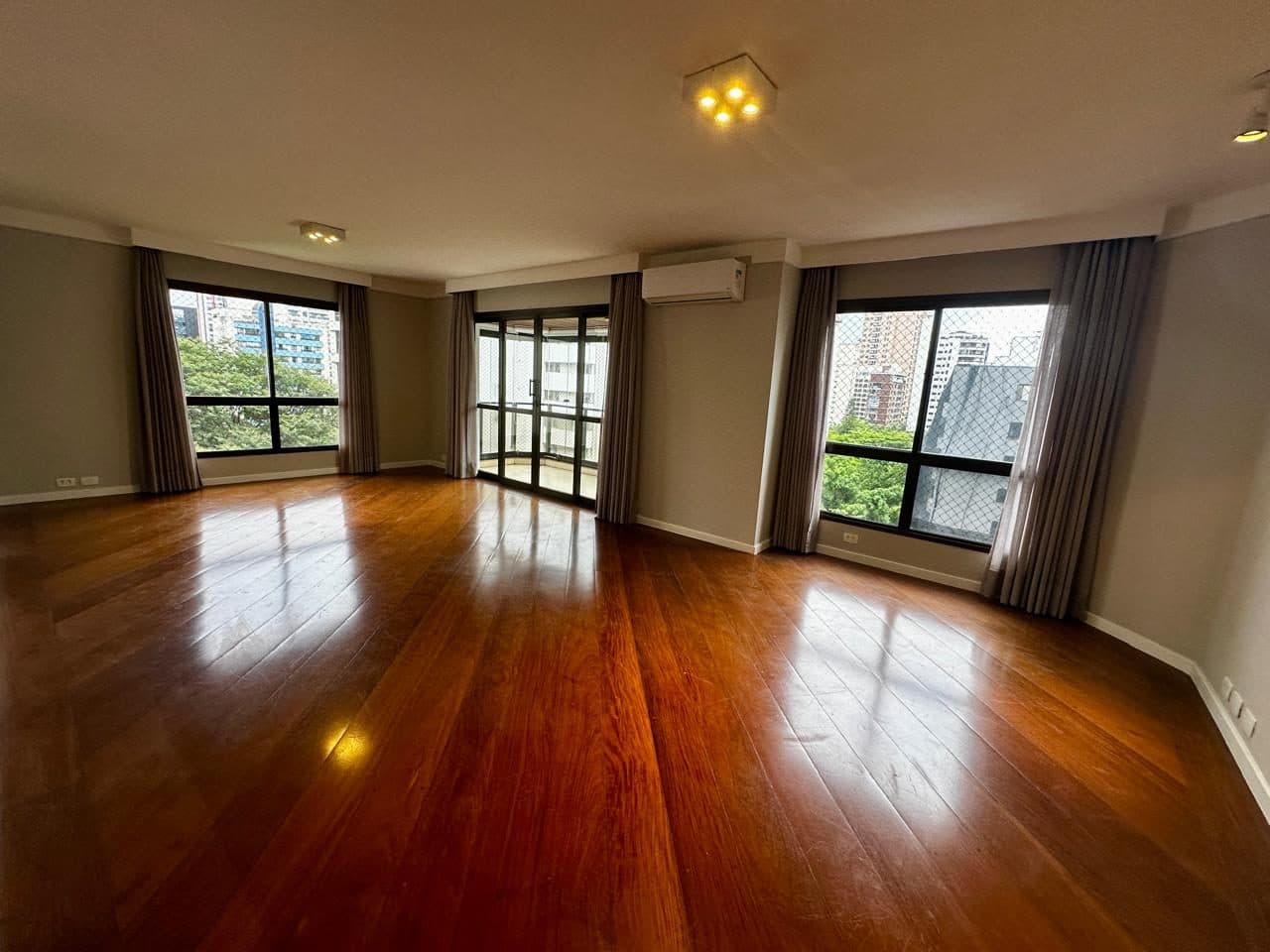 Apartamento de 3 dormitórios na R Balthazar da Veiga — Vila Nova Conceição, São Paulo